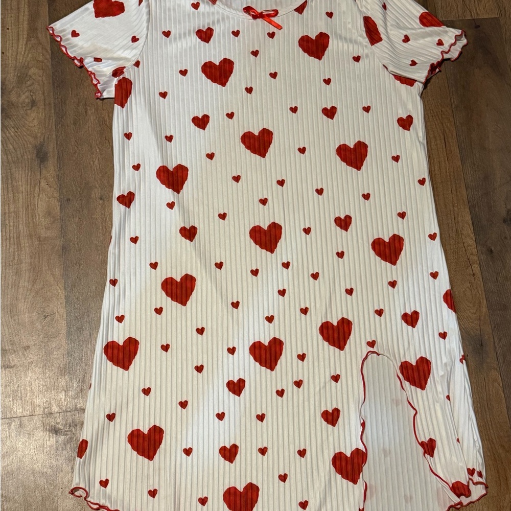 SHEIN White Nightgown with Red Heart Print
